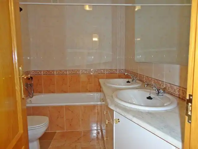 Baño de Casa adosada en venta en Hontoria del Pinar con Calefacción, Terraza y Trastero