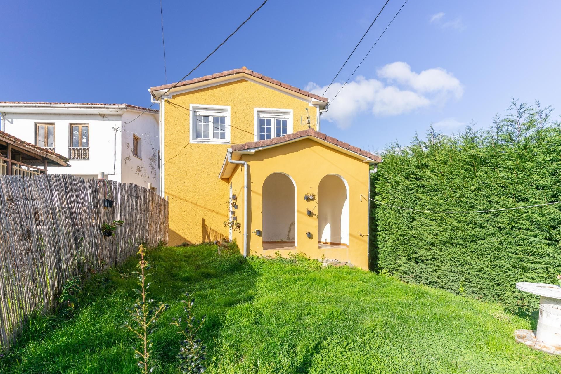 Vista exterior de Casa o xalet en venda en Castrillón amb Calefacció, Jardí privat i Terrassa