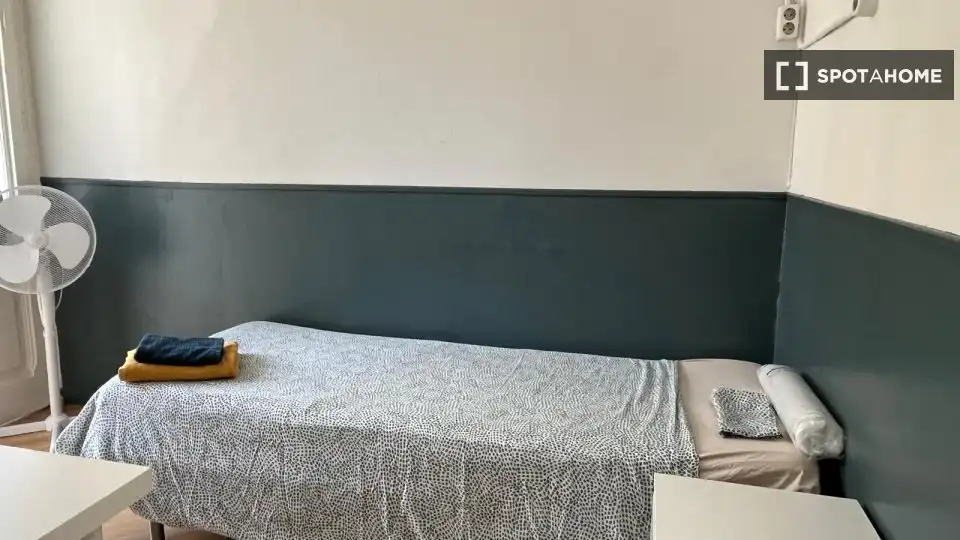 Bedroom of Flat for share in Barcelona  with Air Conditioner, Heating and Terrace