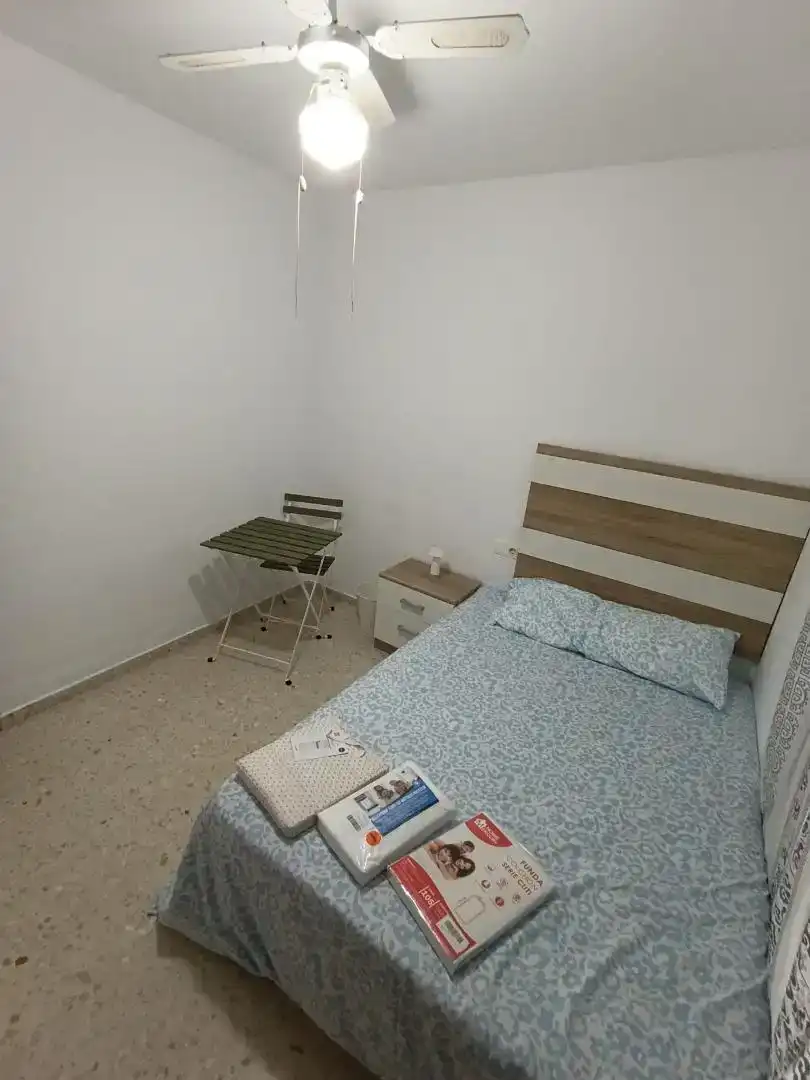 Dormitori de Pis per a compartir en San Roque amb Moblat, Forn i Rentadora