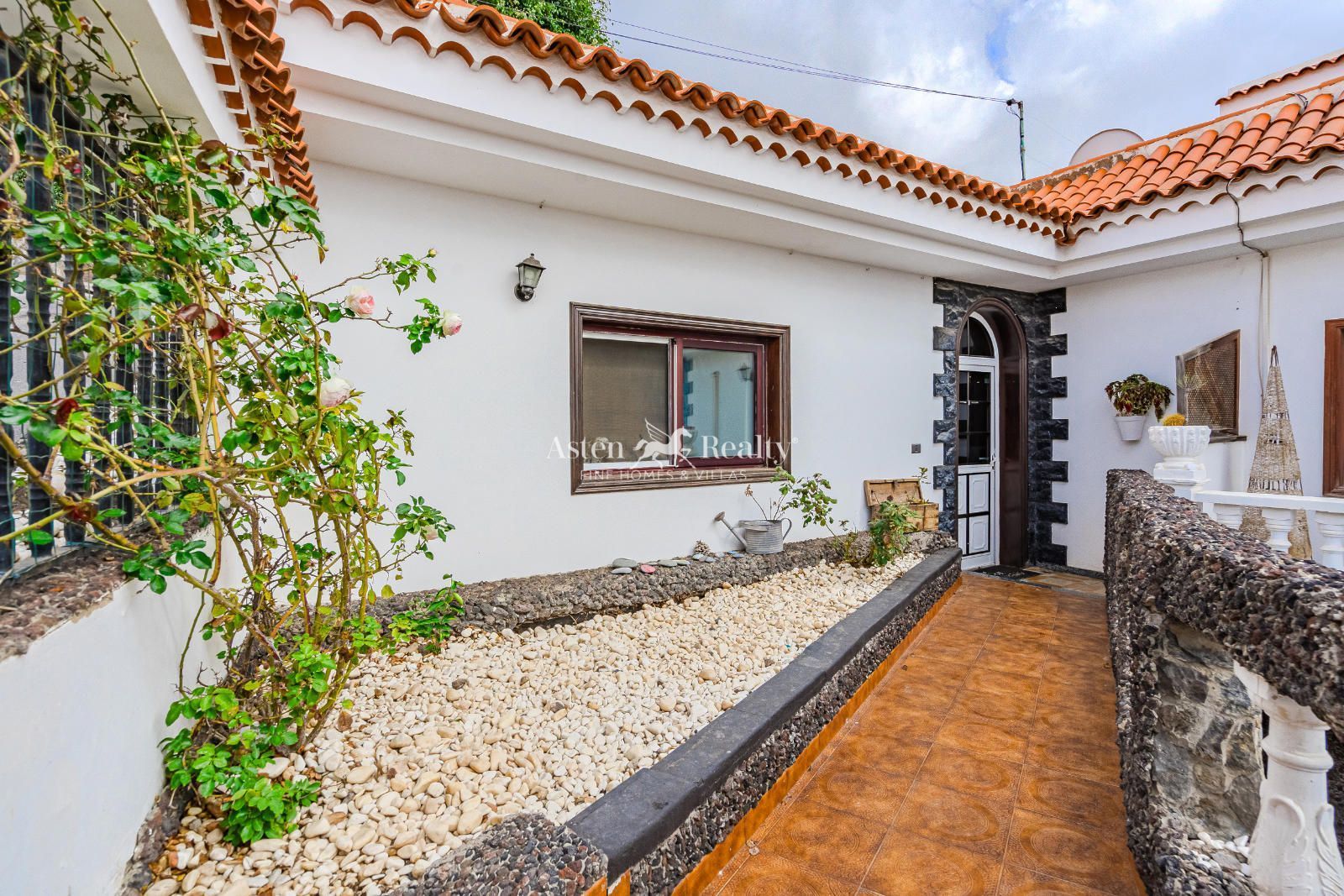 Vista exterior de Casa adosada en venta en Adeje con Aire acondicionado, Terraza y Piscina