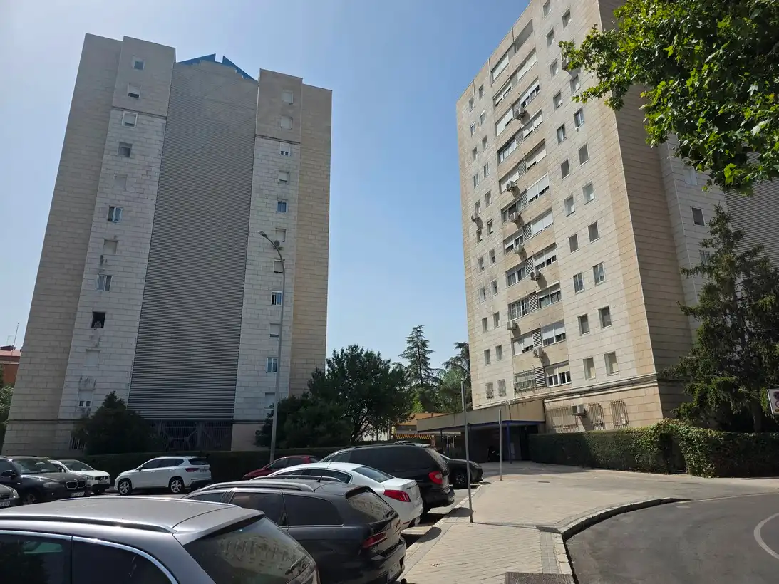 Außenansicht von Wohnung zur Miete in Madrid mit Klimaanlage, Heizung und Parkett