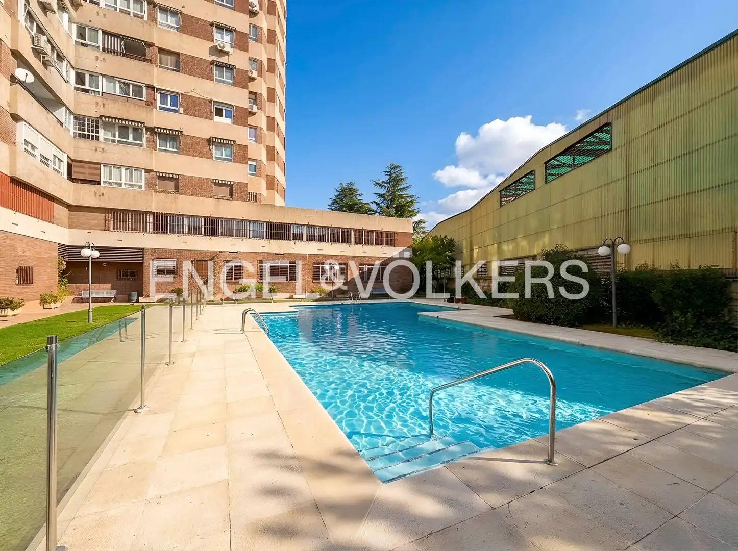 Schwimmbecken von Wohnung zum Verkauf in Madrid mit Klimaanlage, Heizung und Privatgarten