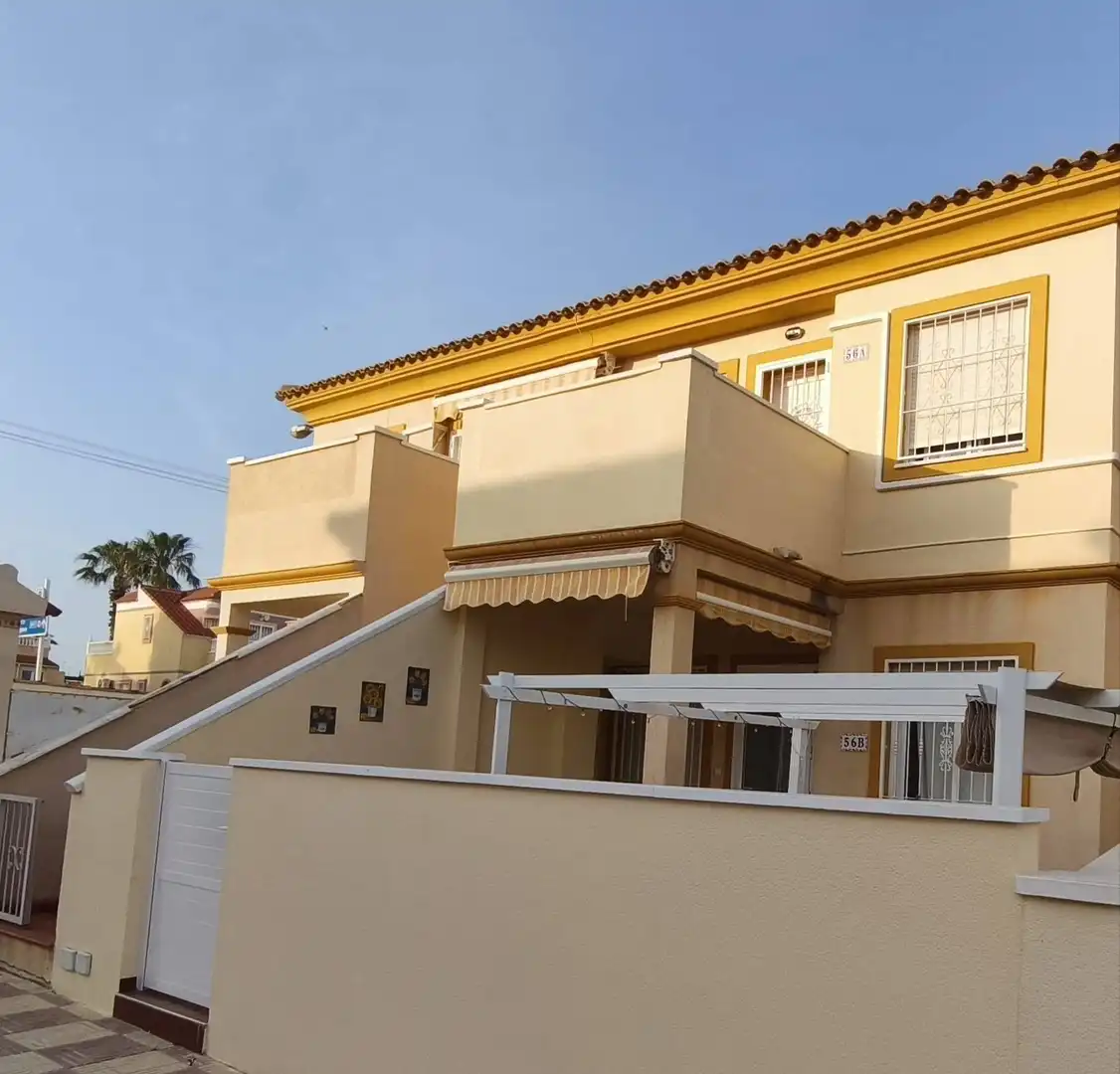Vista exterior de Casa o xalet en venda en Orihuela amb Aire condicionat, Calefacció i Jardí privat