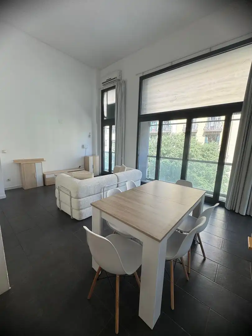Menjador de Loft de lloguer en Barcelona amb Aire condicionat, Moblat i Balcó