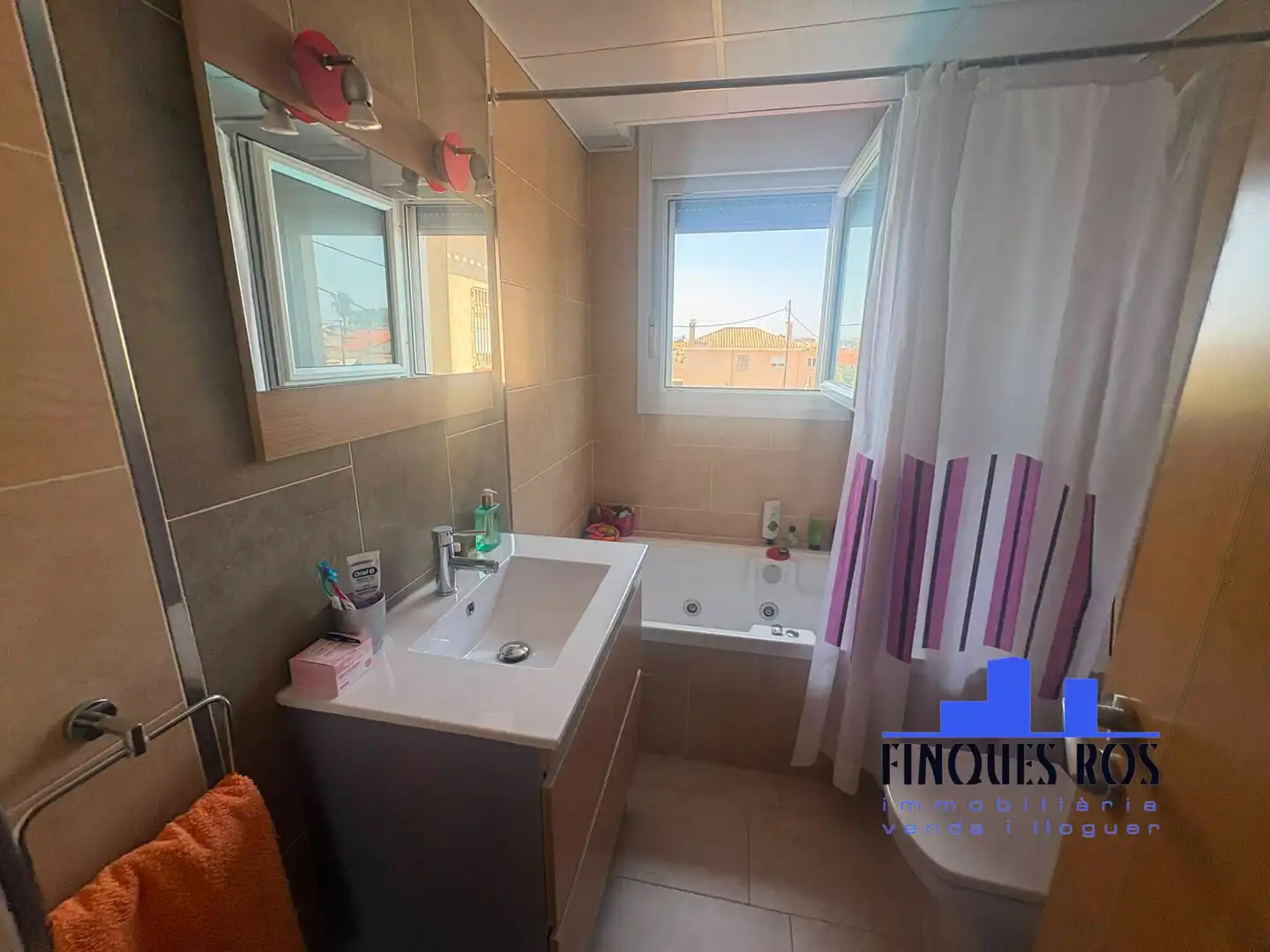 Badezimmer von Einfamilien-Reihenhaus zum Verkauf in Vinaròs mit Klimaanlage, Terrasse und Schwimmbad