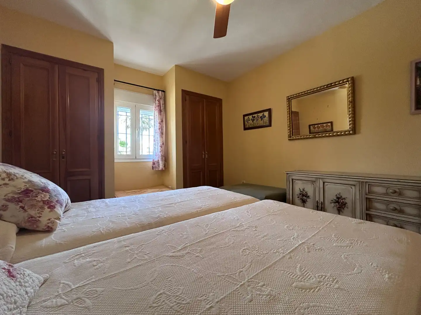 Habitación de Casa adosada en venta en Casares con Terraza, Amueblado y Alarma