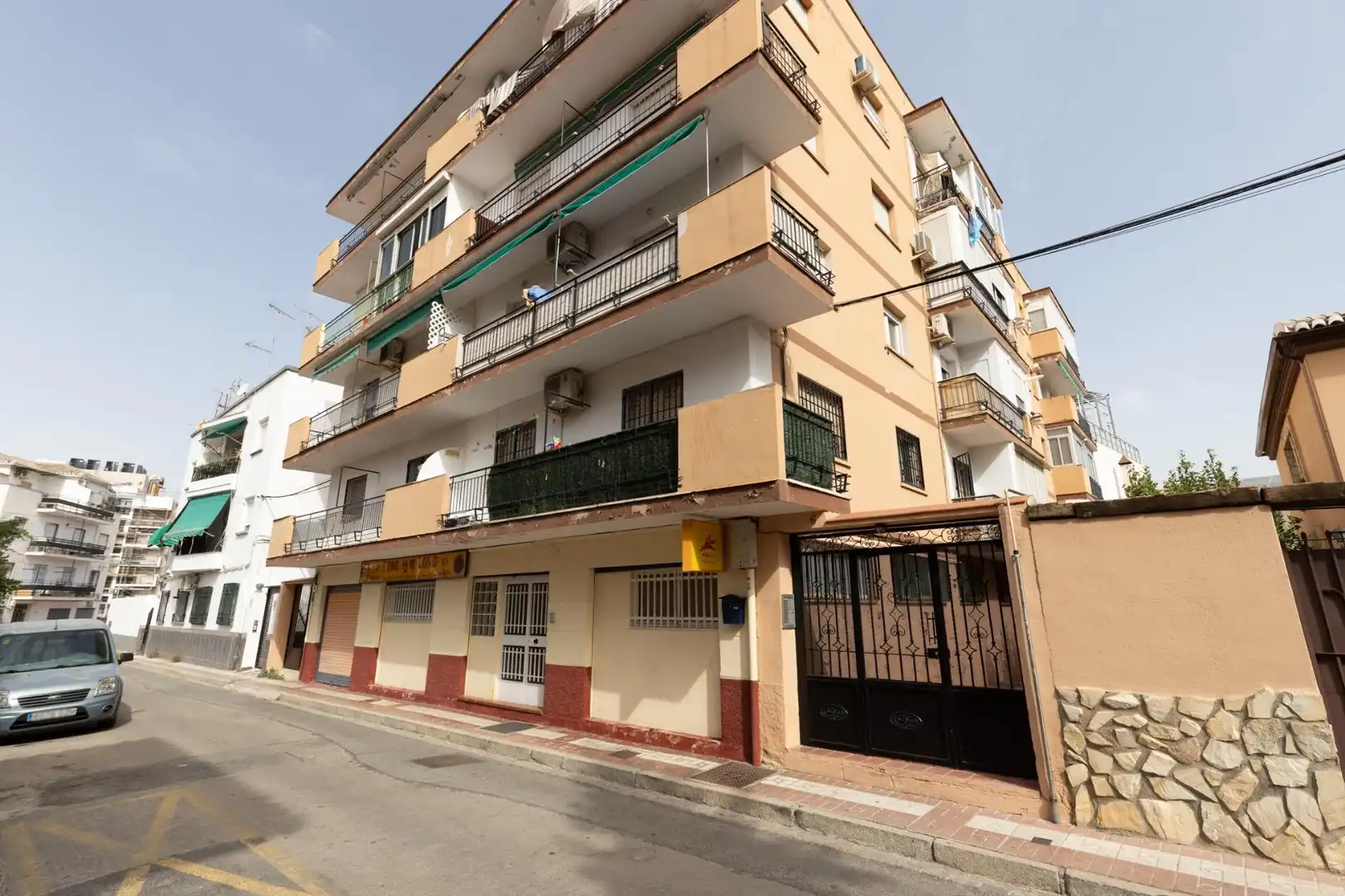 Vista exterior de Pis en venda en Granada amb Balcó