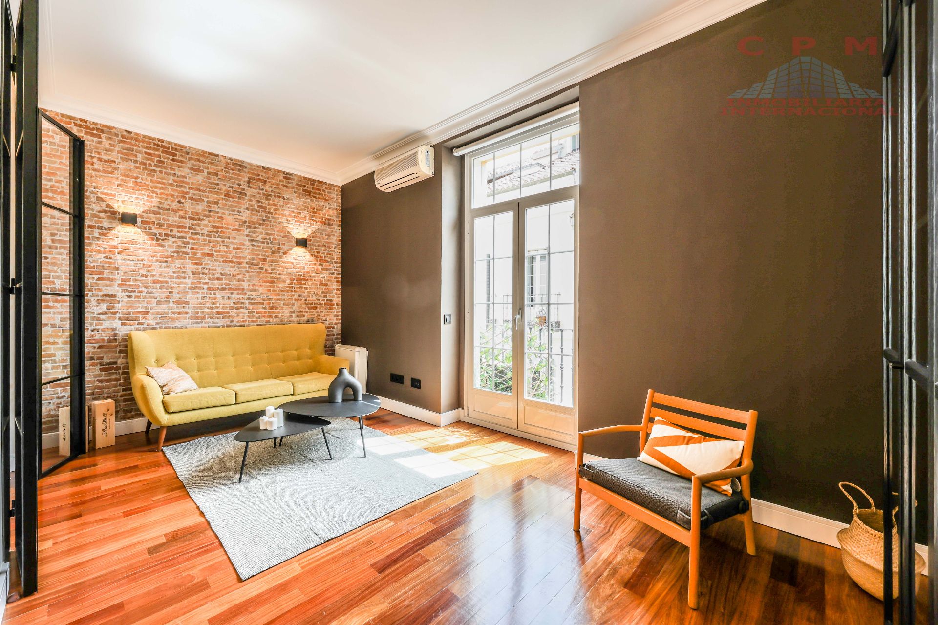 Living room of Flat to rent in  Madrid Capital  with Air Conditioner, Heating and Parquet flooring