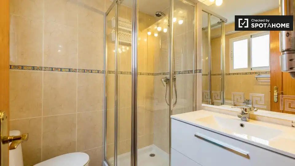 Baño de Piso de alquiler en Valencia con Aire acondicionado, Calefacción y Amueblado