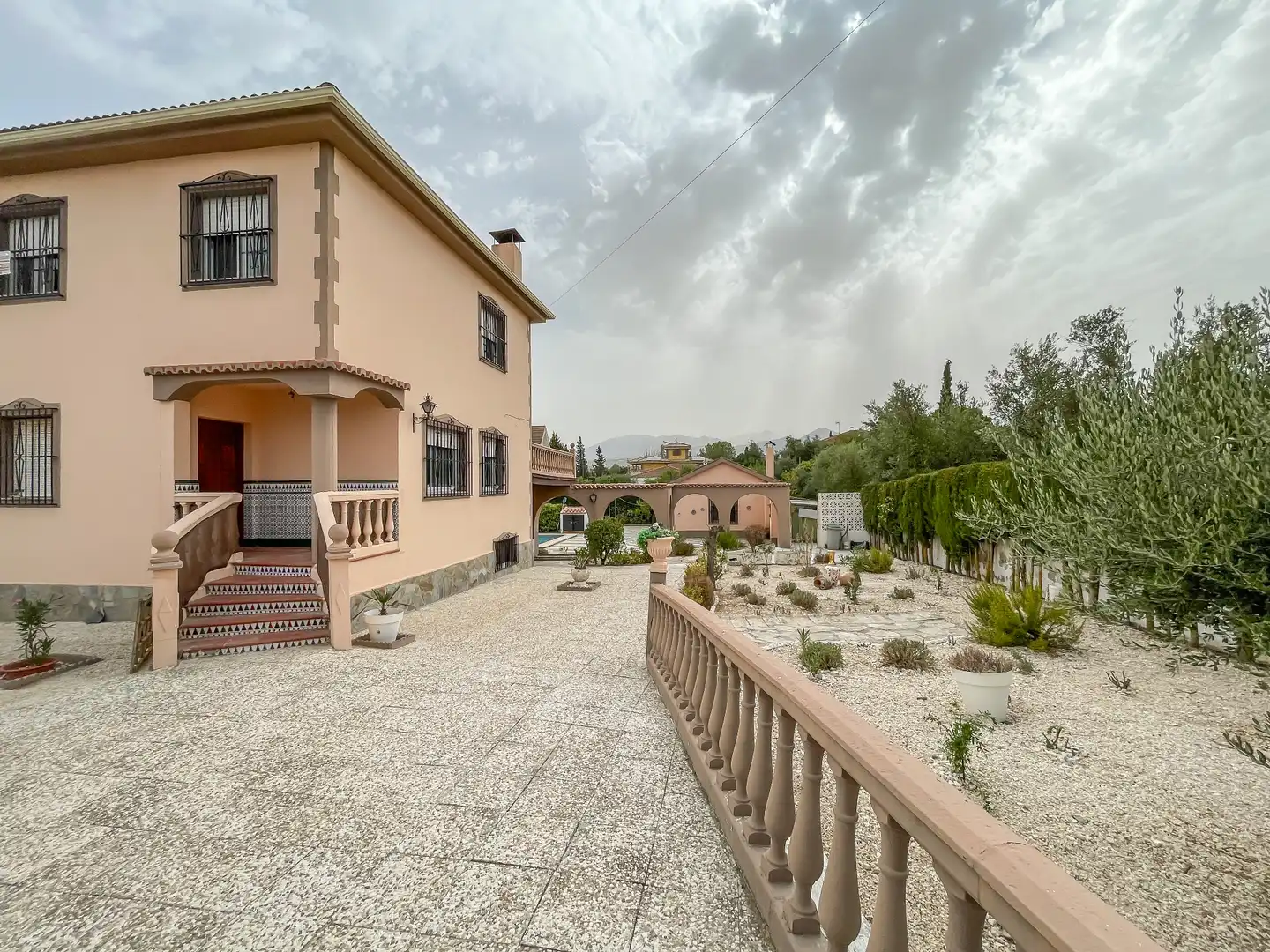 Vista exterior de Casa o xalet en venda en Villa de Otura amb Jardí privat, Terrassa i Piscina