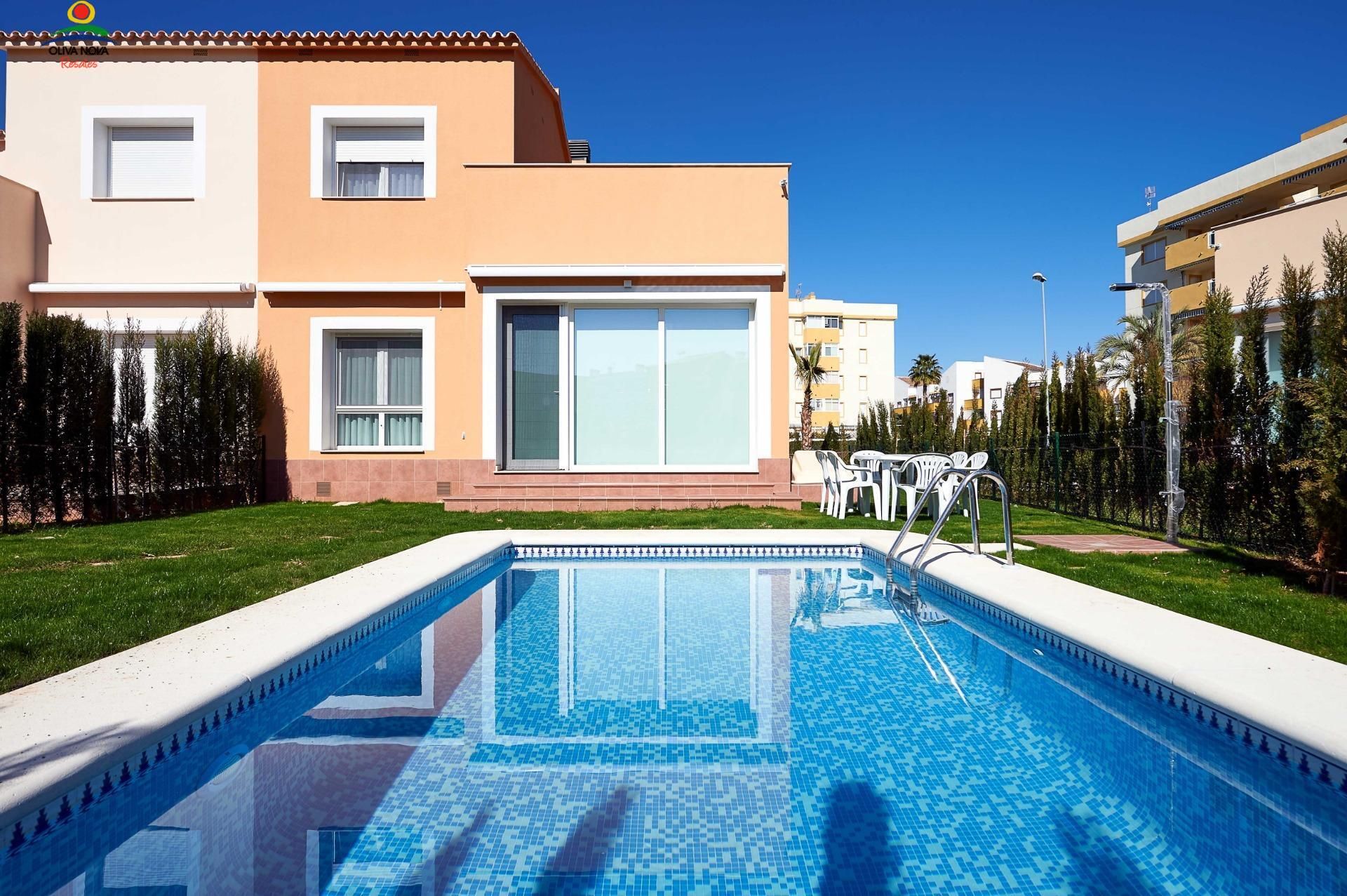 Piscina de Casa adosada en venda en Oliva amb Aire condicionat, Calefacció i Jardí privat
