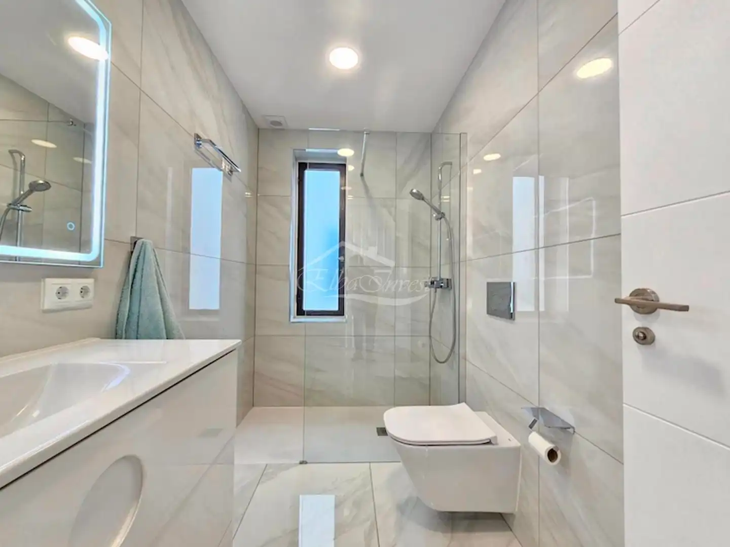 Baño de Piso en venta en Arona con Aire acondicionado, Terraza y Piscina