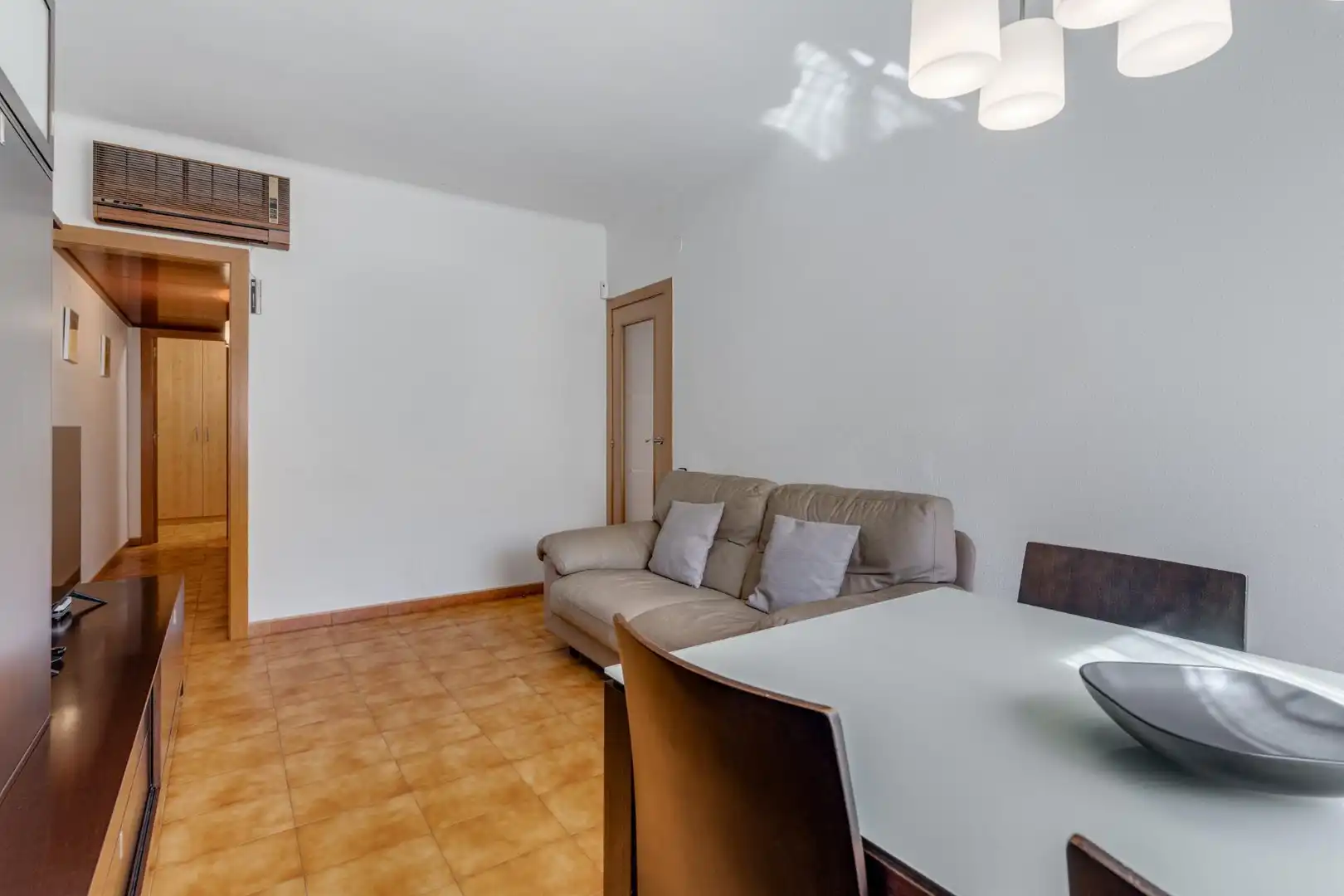 Sala de estar de Piso en venta en L'Hospitalet de Llobregat con Aire acondicionado, Amueblado y Alarma