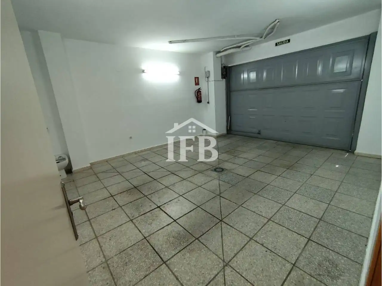 Aparcament de Casa o xalet en venda en Badajoz amb Aire condicionat, Calefacció i Jardí privat