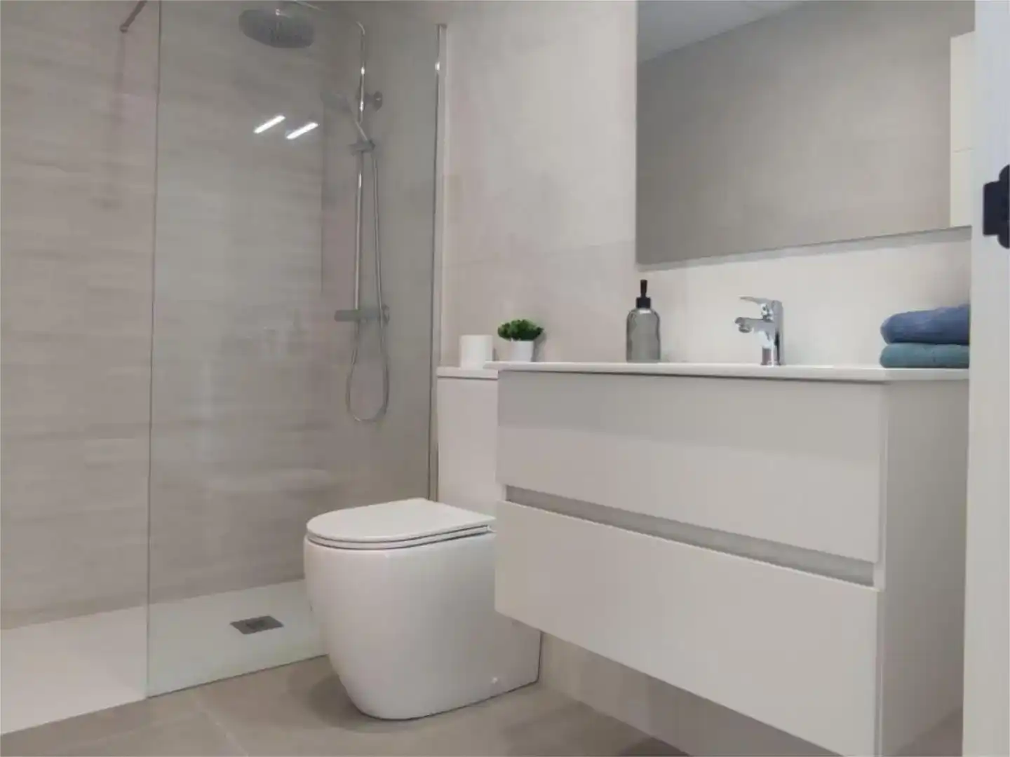 Badezimmer von Erdgeschoss zum Verkauf in Torre-Pacheco mit Klimaanlage, Privatgarten und Schwimmbad