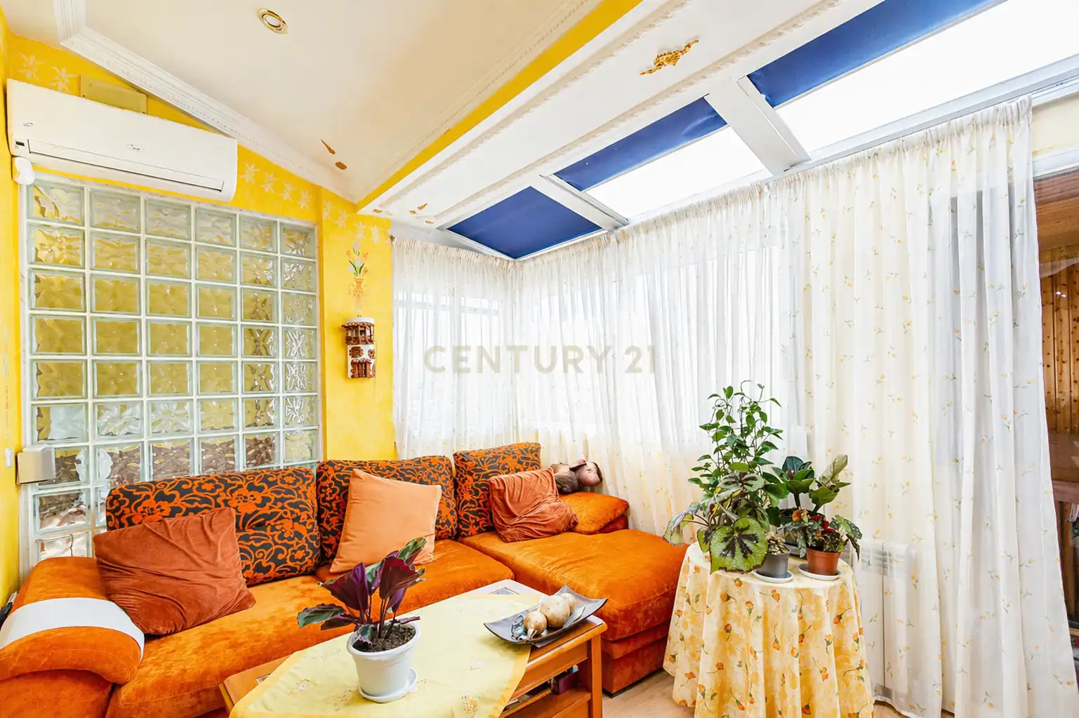 Sala de estar de Casa adosada en venta en La Nucia con Aire acondicionado, Trastero y Piscina