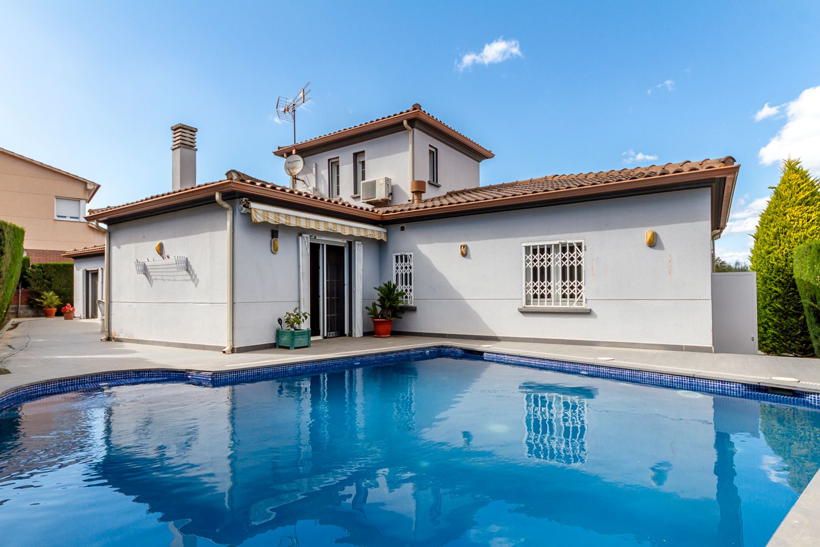 Swimming pool of House or chalet for sale in Martorell  with Air Conditioner, Heating and Private garden