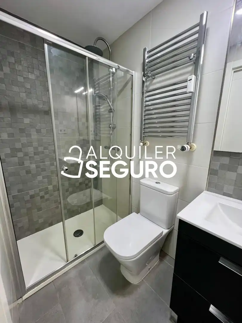 Bathroom of Flat for rent in Madrid  with Air Conditioner, Heating and Furnished