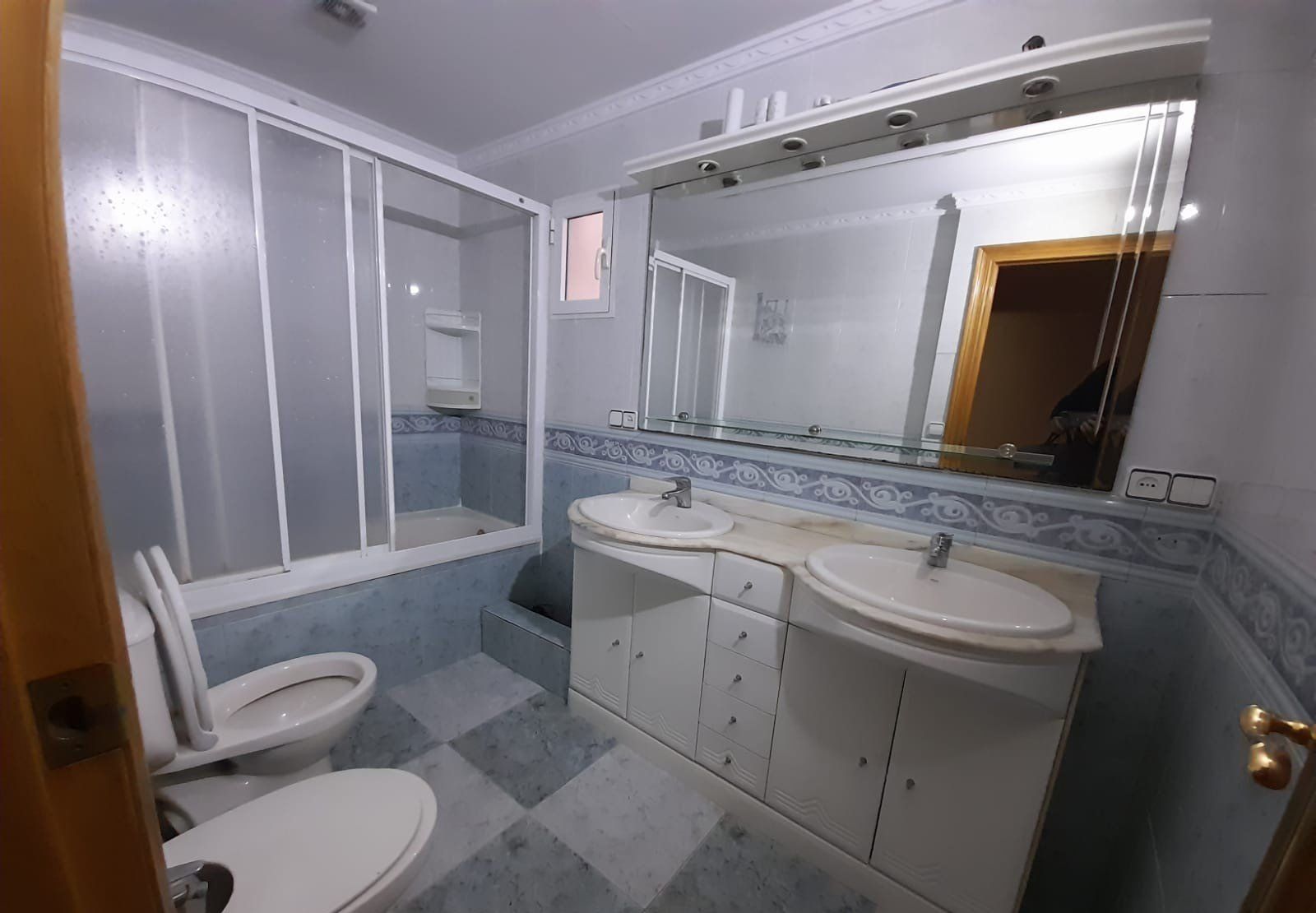 Bathroom of Flat for sale in  Valencia Capital  with Alarm