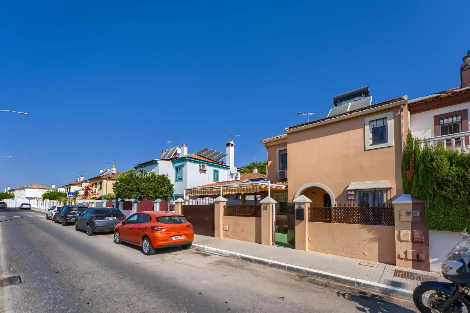 Vista exterior de Casa adosada en venda en Espartinas amb Aire condicionat, Calefacció i Jardí privat