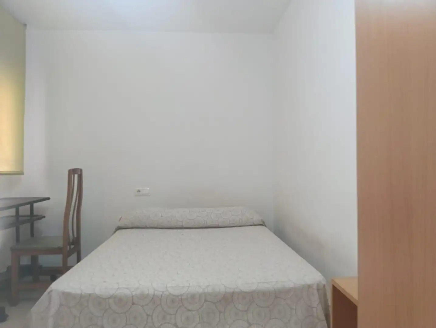Dormitori de Pis de lloguer en Granada amb Terrassa i Moblat