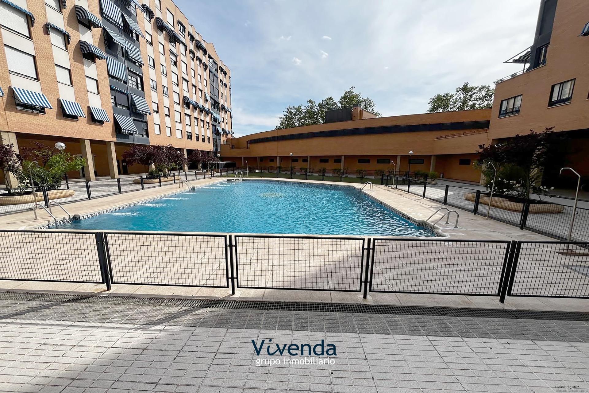 Piscina de Pis en venda en Alcorcón amb Calefacció, Jardí privat i Traster