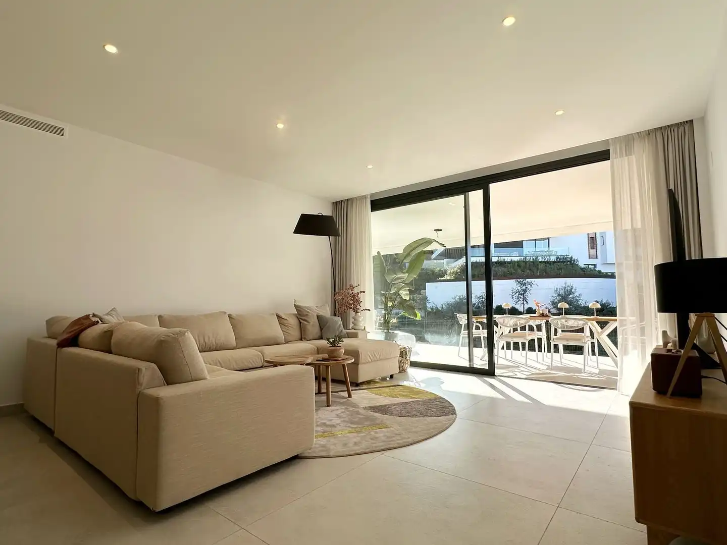 Sala d'estar de Planta baixa en venda en Marbella amb Aire condicionat, Terrassa i Traster
