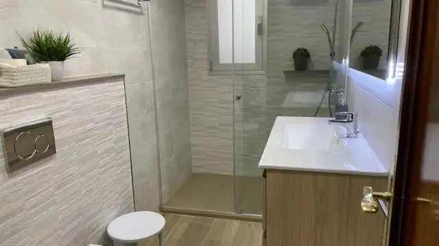 Bathroom of Apartments for rent in Benidorm  with Air Conditioner, Terrace and Furnished