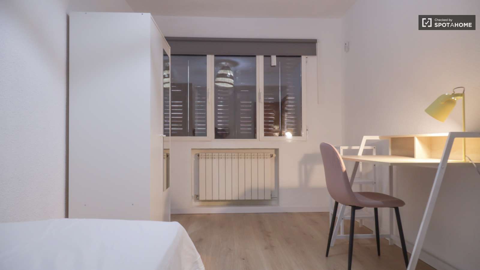 Bedroom of Flat to share in  Madrid Capital  with Air Conditioner and Terrace