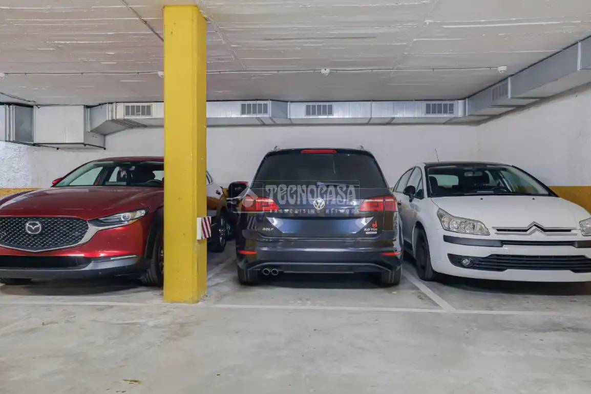 Parking de Piso en venta en L'Hospitalet de Llobregat con Aire acondicionado, Calefacción y Balcón