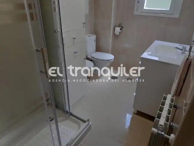 Baño de Piso de alquiler en Madrid con Terraza, Amueblado y Lavadora