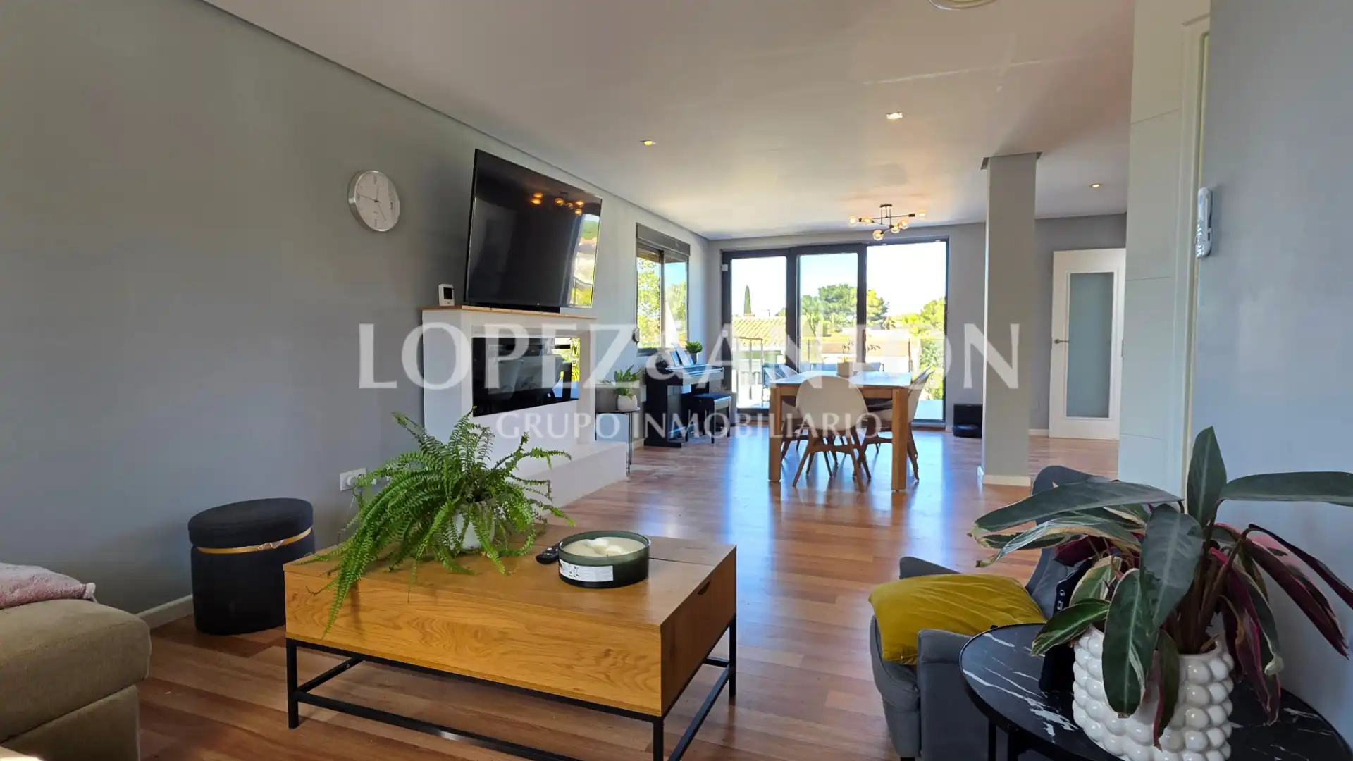 Living room of Houses for sale in L'Eliana  with Air Conditioner, Private garden and Parquet flooring