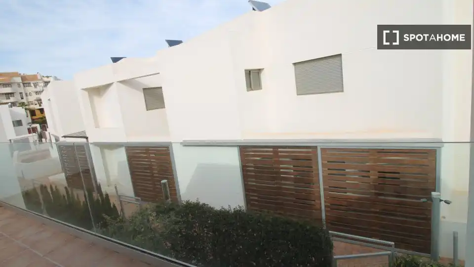 Vista exterior de Apartament per a compartir en Torrevieja amb Aire condicionat, Calefacció i Terrassa