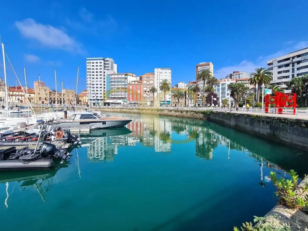 Vista exterior de Pis en venda en Gijón  amb Calefacció, Jardí privat i Terrassa