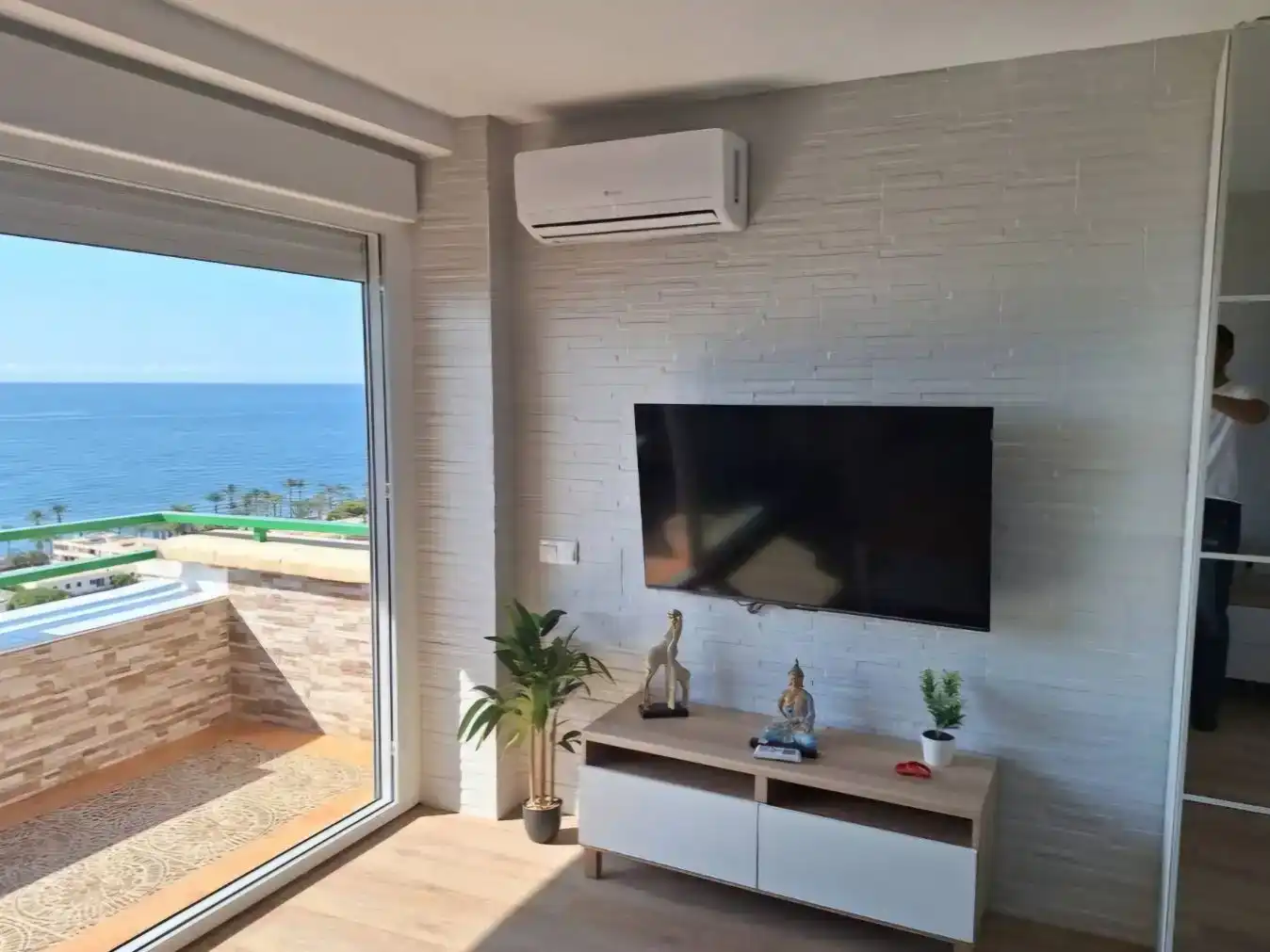 Wohnzimmer von Wohnung zur Miete in Roquetas de Mar mit Klimaanlage und Schwimmbad