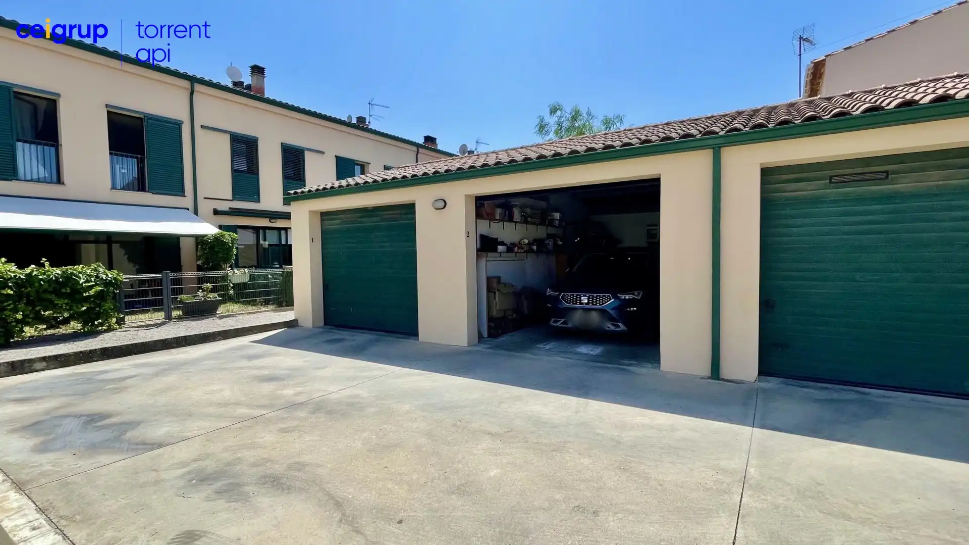 Parkplatz von Einfamilien-Reihenhaus zum Verkauf in Pals mit Klimaanlage, Terrasse und Schwimmbad