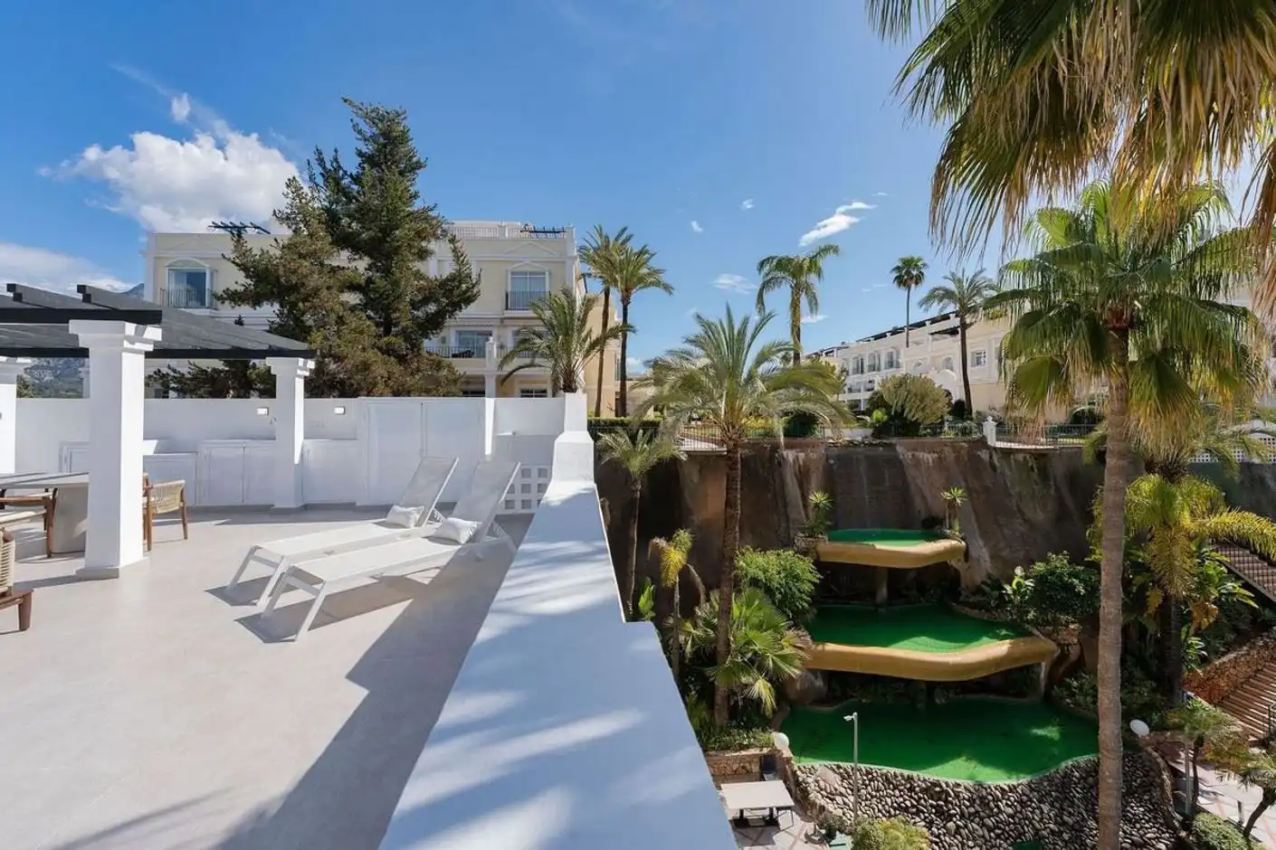 Vista exterior de Ático en venta en Marbella con Aire acondicionado, Terraza y Piscina