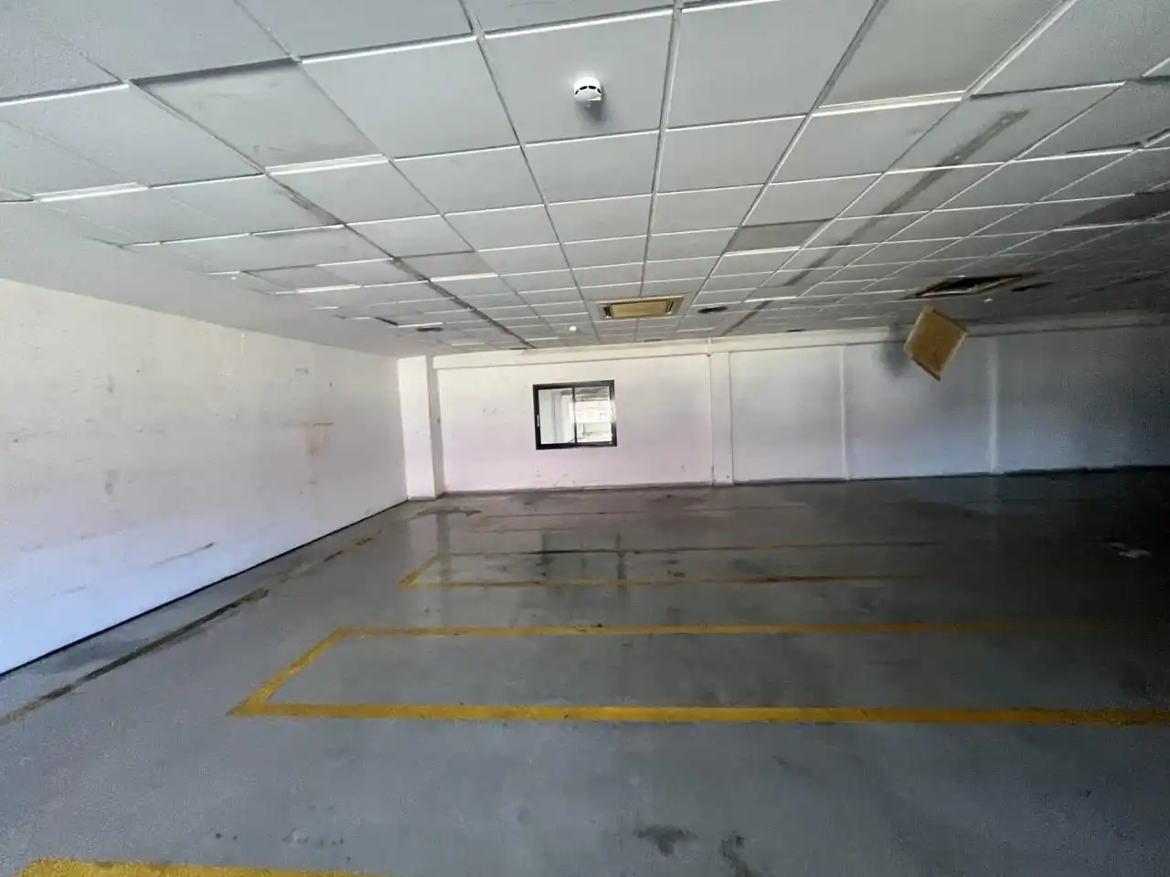 Parkplatz von Fabrikhallen zur Miete in Barcelona mit Heizung