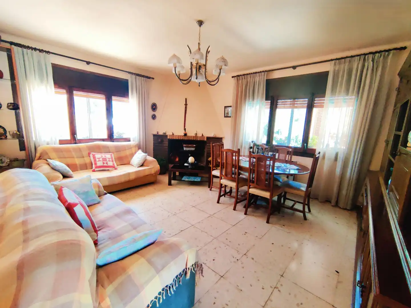 Sala de estar de Casa o chalet en venta en Lliçà d'Amunt con Calefacción y Jardín privado