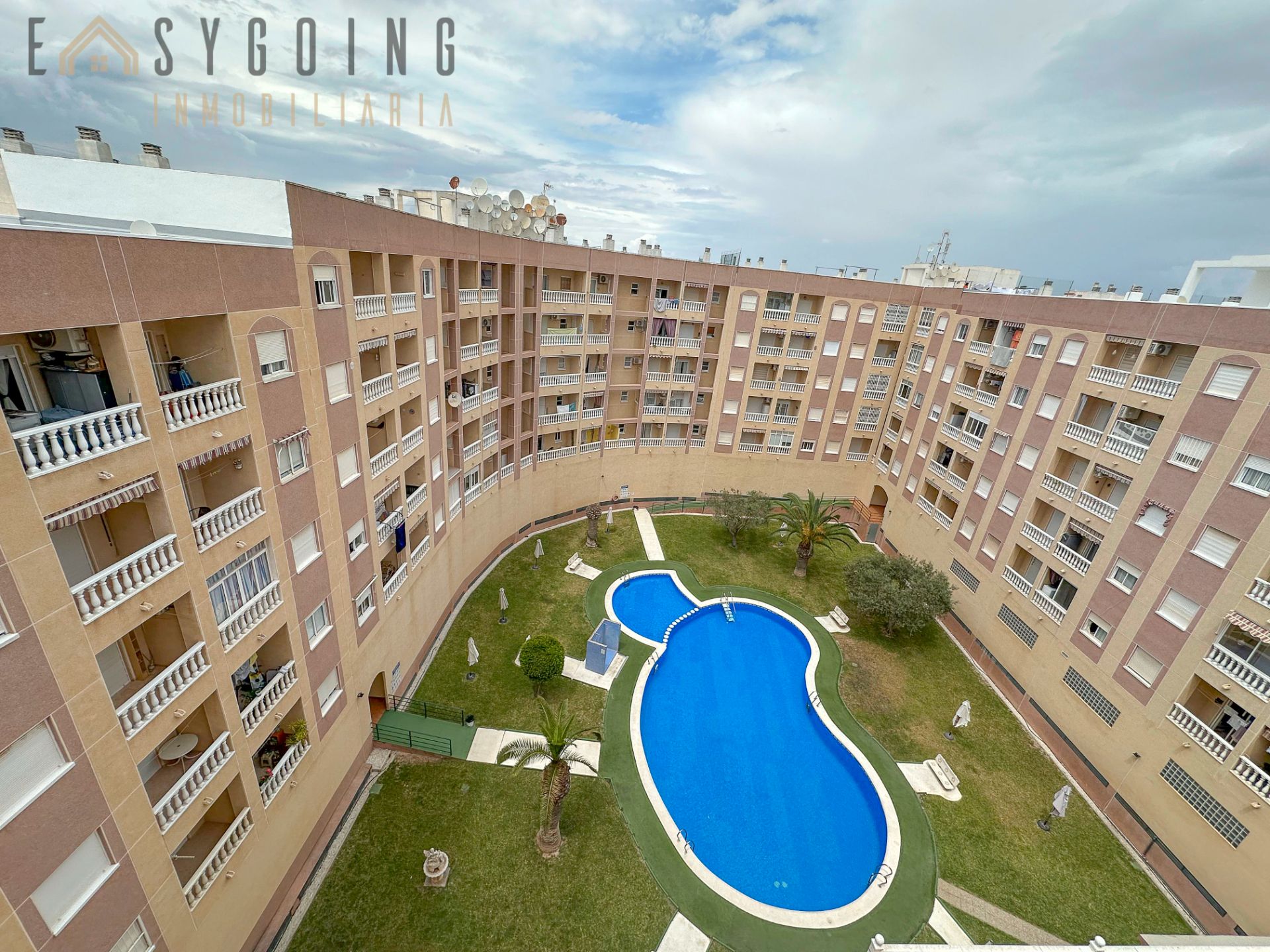 Vista exterior de Apartamento en venta en Torrevieja con Balcón y Piscina comunitaria