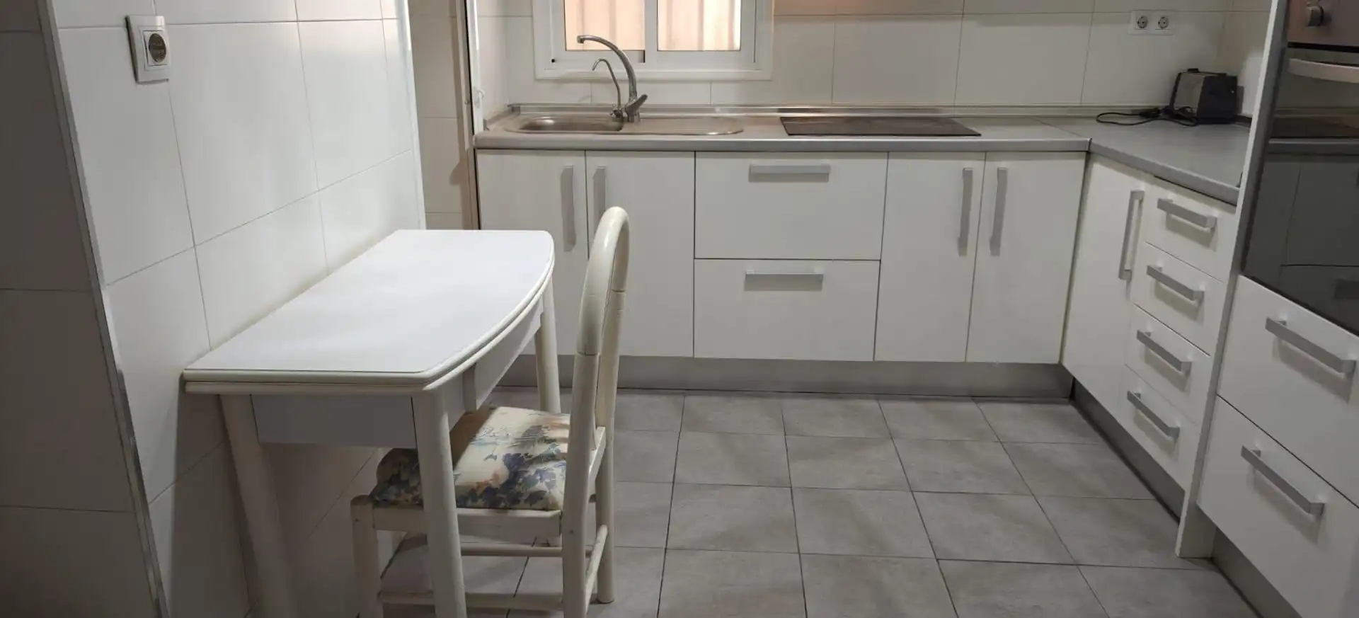 Cuina de Pis de lloguer en Granada amb Aire condicionat, Moblat i Balcó