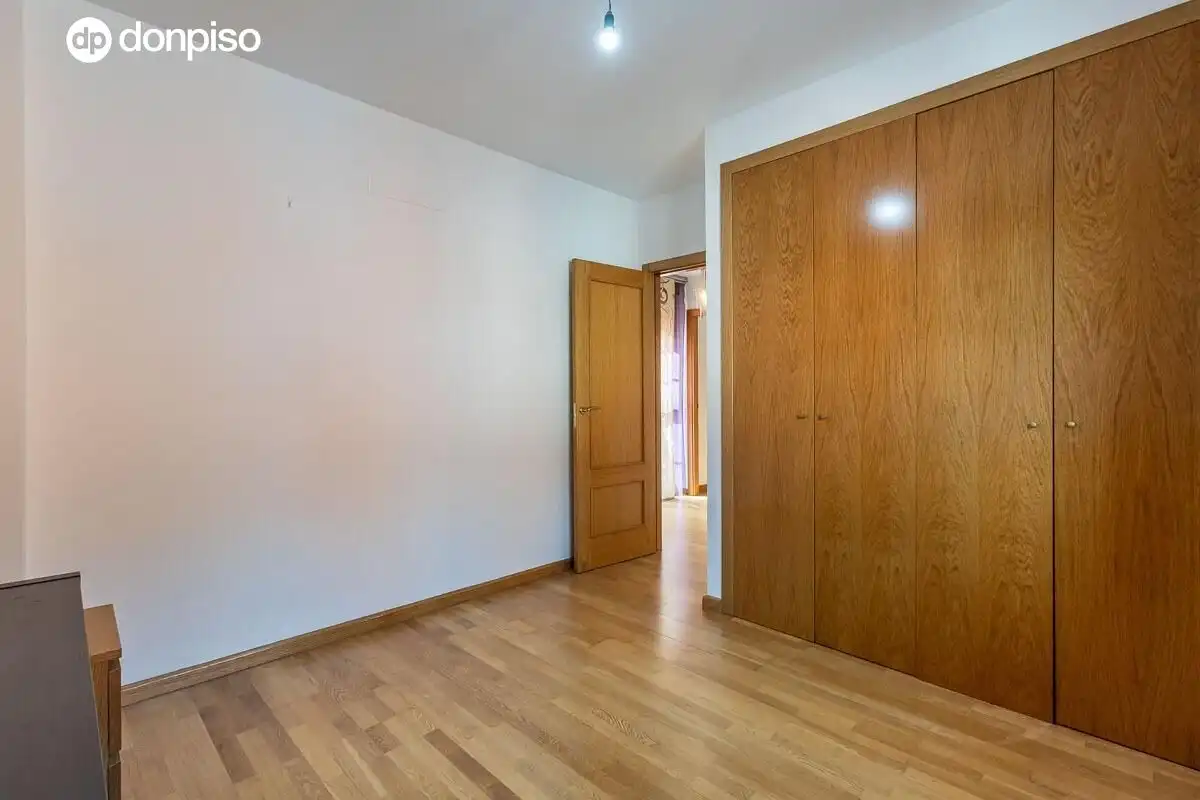 Casa adosada en venta en Jun con Calefacción, Terraza y Trastero