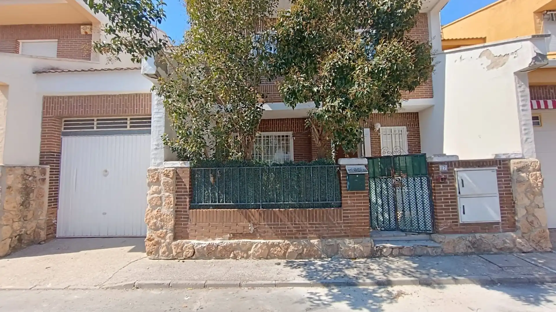 Vista exterior de Casa adosada en venda en Illescas amb Jardí privat