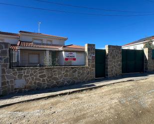 Vista exterior de Casa adosada en venda en San Martín de Valdeiglesias amb Aire condicionat, Calefacció i Terrassa