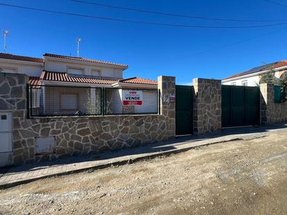 Vista exterior de Casa adosada en venda en San Martín de Valdeiglesias amb Aire condicionat, Calefacció i Terrassa