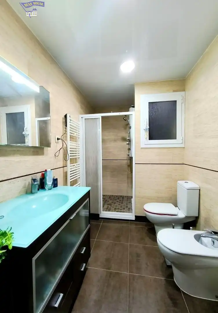 Badezimmer von Wohnung zum Verkauf in Badalona mit Klimaanlage, Heizung und Parkett