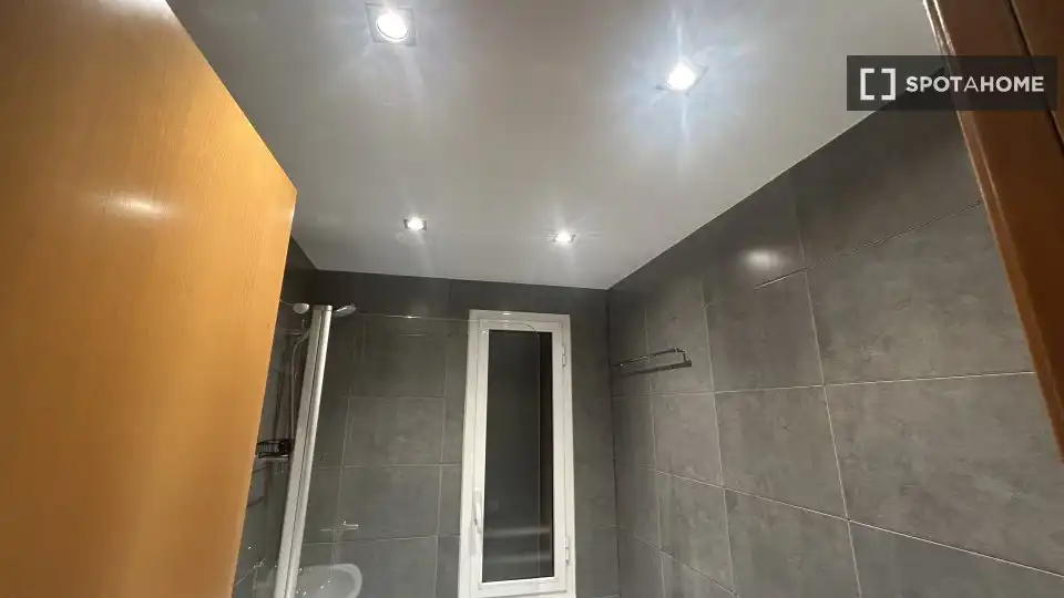 Badezimmer von Wohnung zur untervermieten in Sant Adrià de Besòs mit Klimaanlage, Terrasse und Möbliert