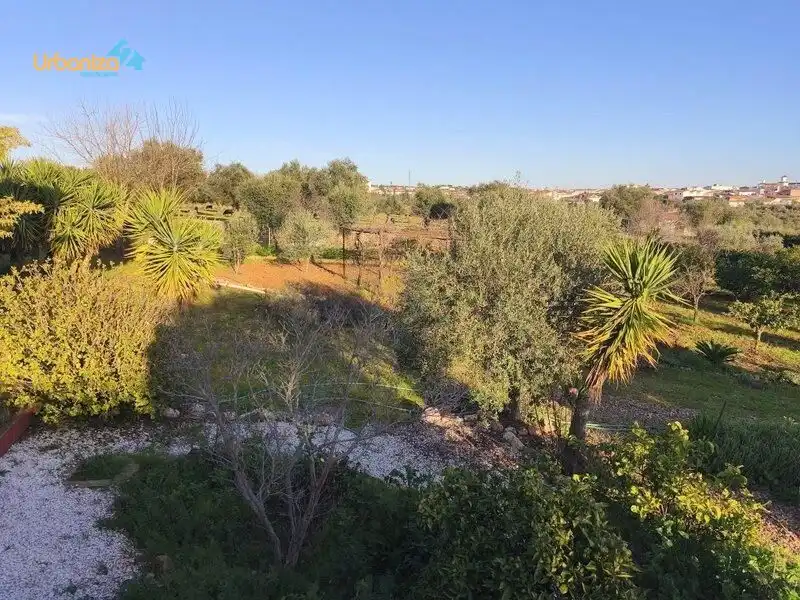 Country house zum Verkauf in Villanueva del Fresno mit Klimaanlage und Alarm