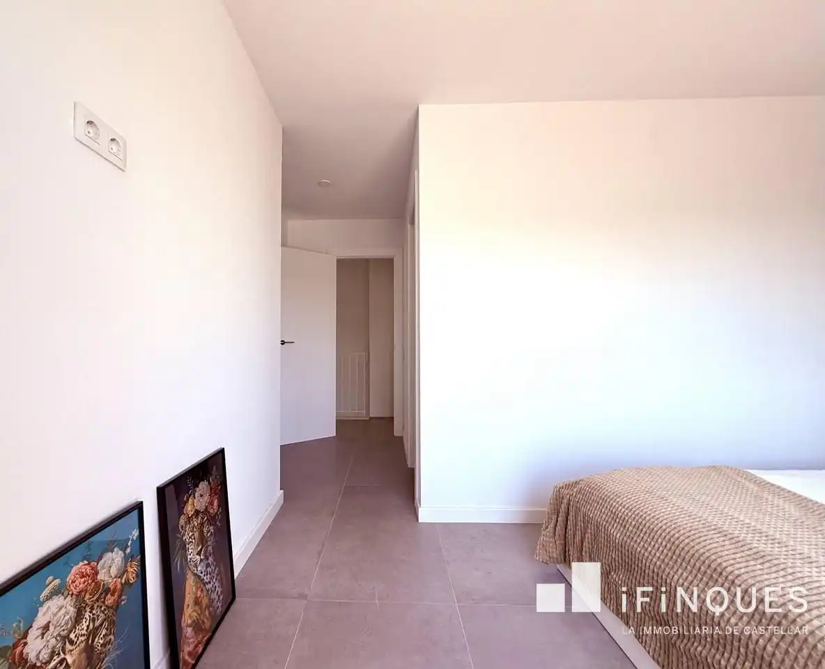 Dormitori de Casa adosada en venda en Castellar del Vallès amb Jardí privat, Terrassa i Balcó